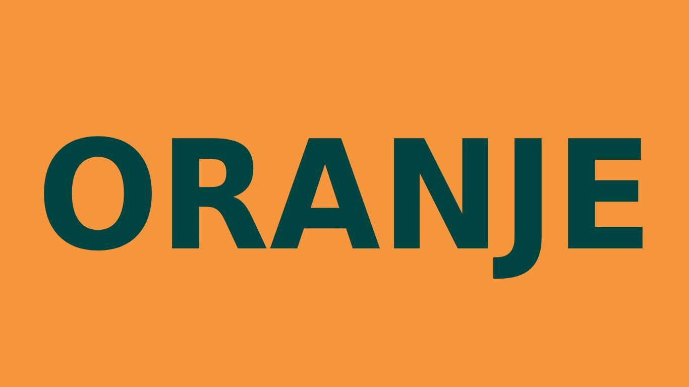 Oranje achtergrond met de tekst "orange" in donkergroen.